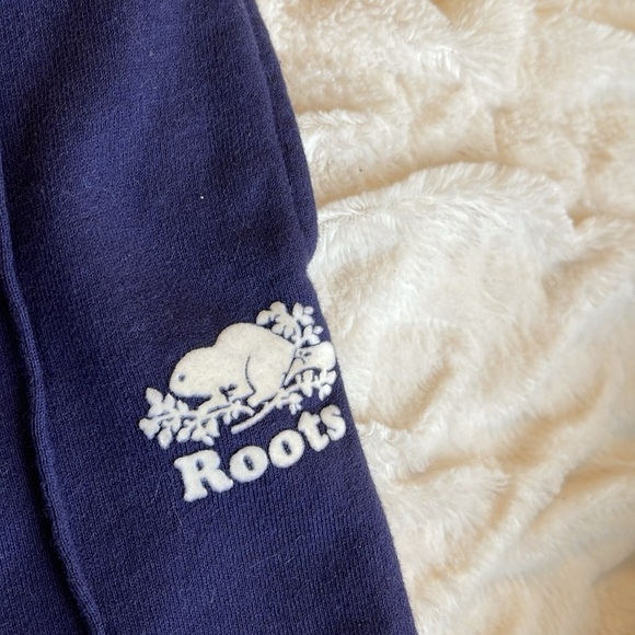 Roots kids size 4T capris with pockets in dark blue with purple waist band - Picture 7 of 7